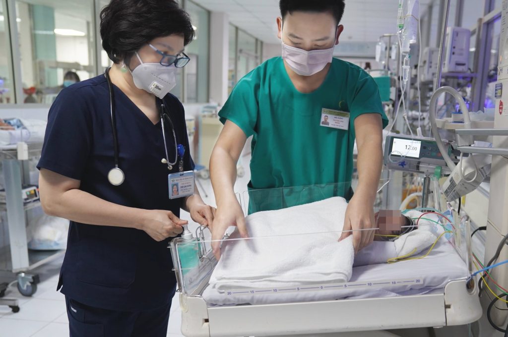 Pha sái thuốc phiện vào sữa để con uống cho chắc dạ, bé 2 ngày tuổi bị suy hô hấp