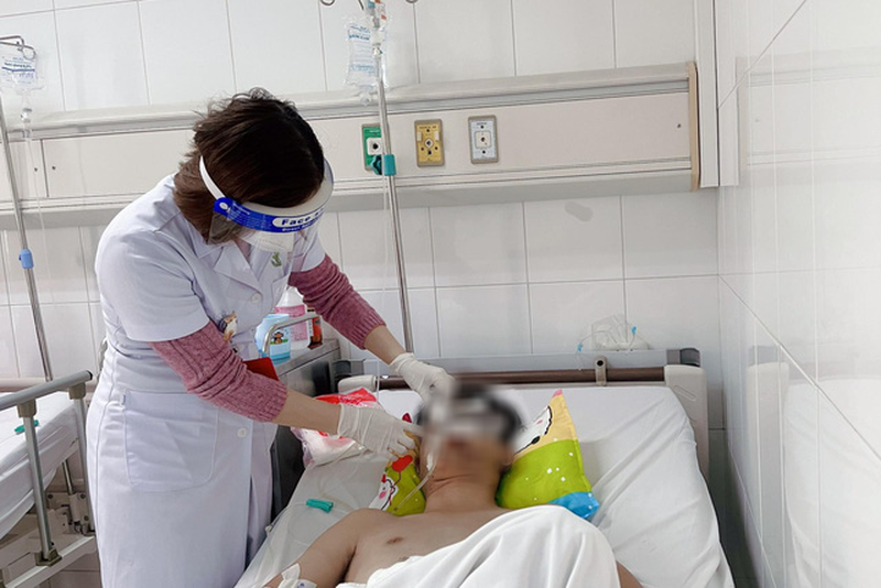 Pháo tự chế phát nổ, nam thanh niên 19 tuổi hỏng một bên mắt, nát hai tay