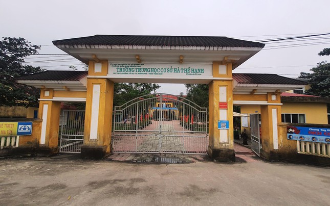 Phụ huynh phản ánh nữ sinh tiêm hai mũi vắc xin phòng COVID-19 trong một lần