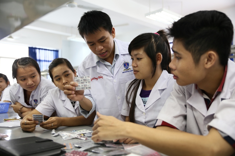 Phương ph&aacute;p học tập của sinh vi&ecirc;n ng&agrave;nh Dược