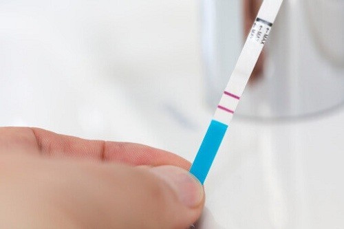 Que thử thai 1 vạch đậm 1 vạch mờ là do điều gì?