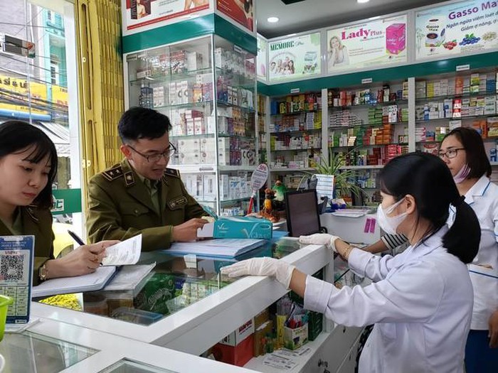 Rút giấy phép ngay lập tức hiệu thuốc tăng giá bán khẩu trang