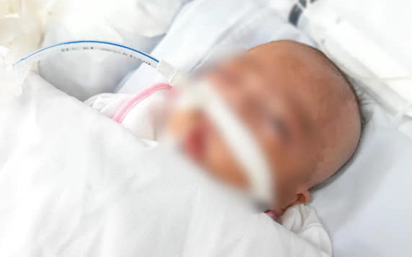 Sản phụ 18 tuổi đẻ rơi trong nhà vệ sinh bệnh viện rồi bỏ con vào thùng rác