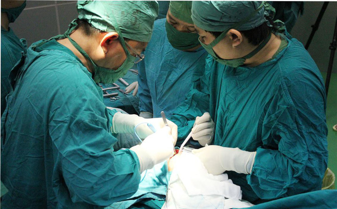 B&aacute;c sĩ tiến h&agrave;nh phẫu thuật cấp cứu lấy thai cho chị T.