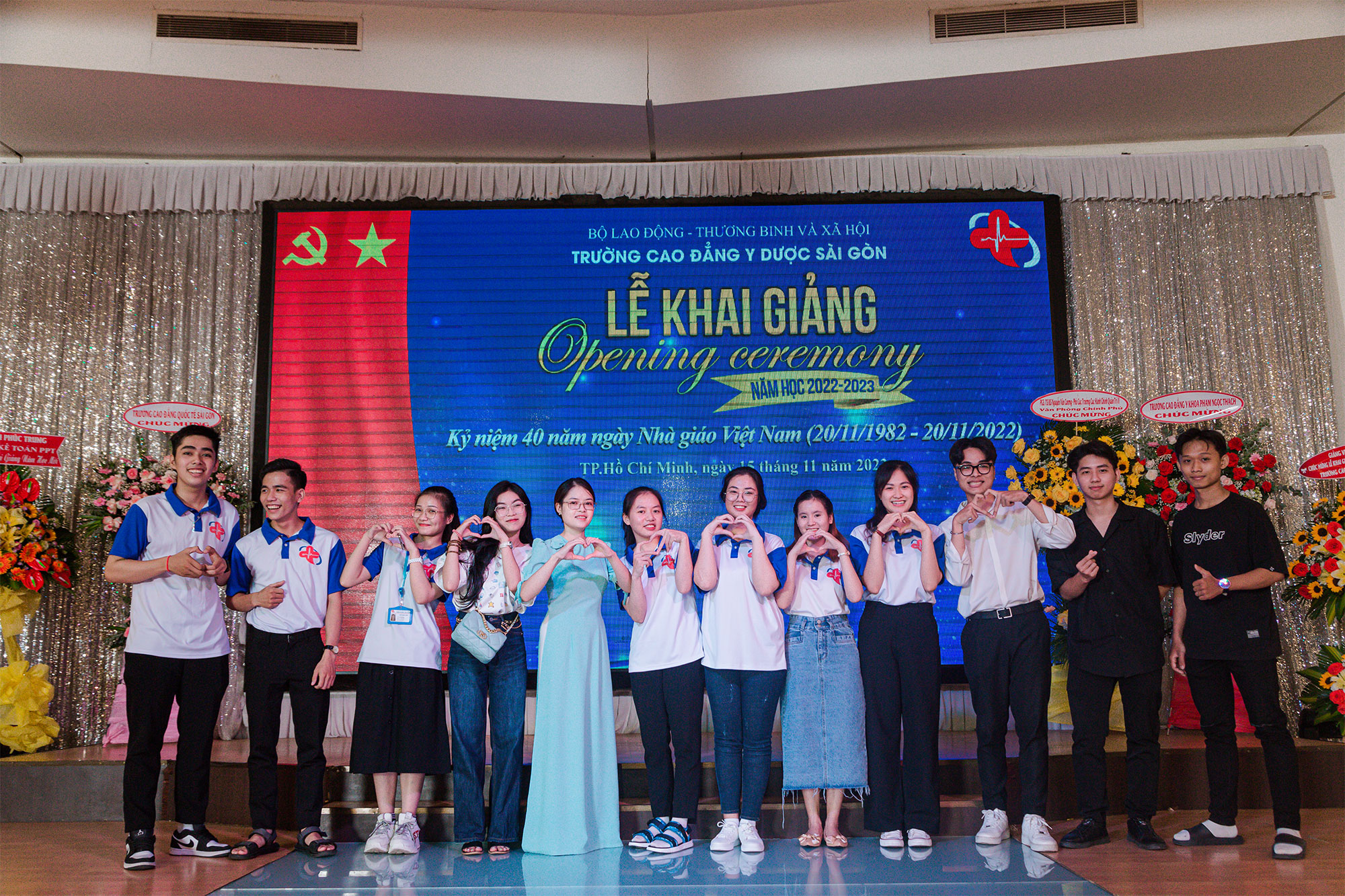 Thầy cô trường cao đẳng y dược sài gòn chụp ảnh cùng sinh viên