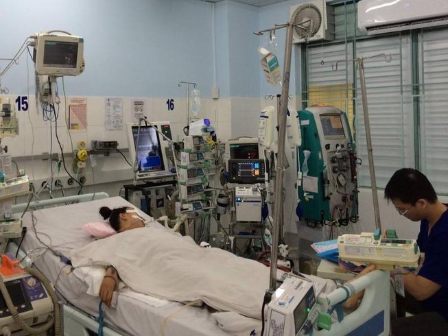 Tắc đường nửa tiếng, vừa đến cổng bệnh viện bé gái ngưng tim