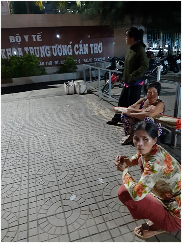 Tại sao bệnh viện mời người nuôi bệnh ra đường giữa khuya?