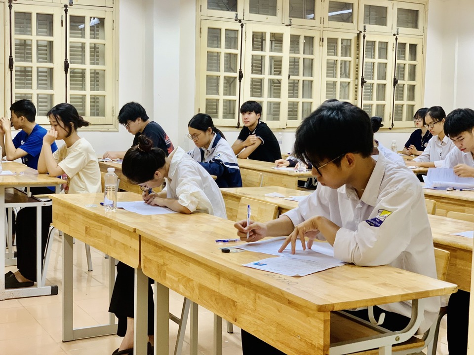 th&iacute; sinh thi tự do 2024