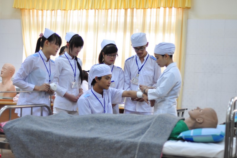 Điều dưỡng l&agrave; ng&agrave;nh được nhiều sinh vi&ecirc;n y&ecirc;u th&iacute;ch theo học