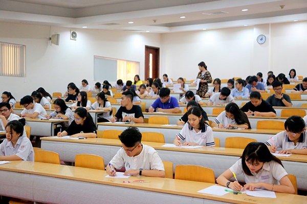 Thí sinh vào phòng thi nên đọc kỹ hướng những đề tài để không bị mắc những lỗi đáng tiếc