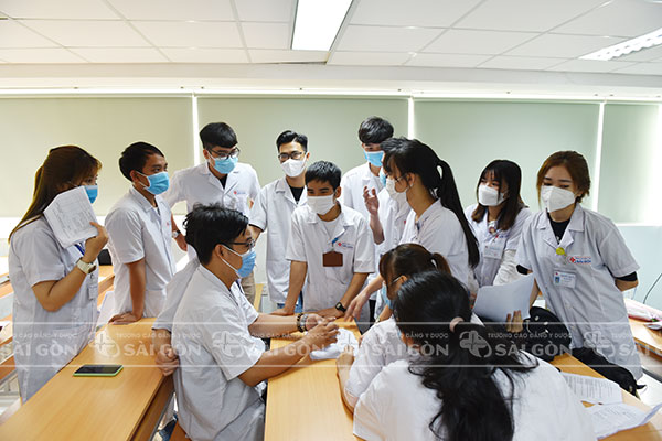 thi thực hành Kỳ thi t&ocirc;́t nghi&ecirc;̣p khóa 11 của Trường Cao đẳng Y Dược Sài Gòn