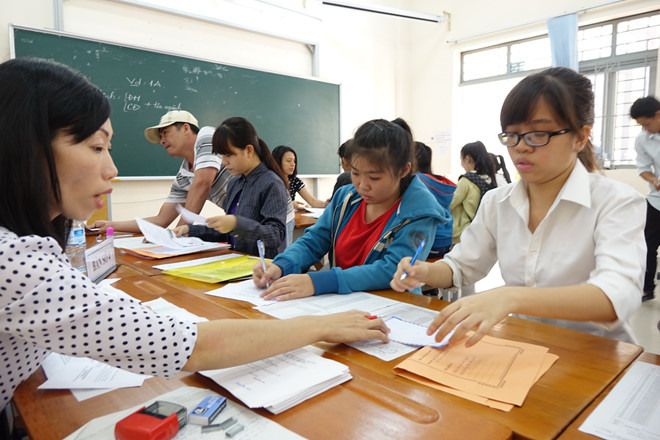 Th&iacute; sinh chuẩn bị đầy đủ hồ sơ nộp về trường