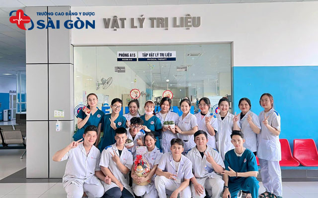 Sinh vi&ecirc;n ng&agrave;nh phục hồi chức năng trường cao đẳng y dược s&agrave;i g&ograve;n thực tập tại bệnh viện