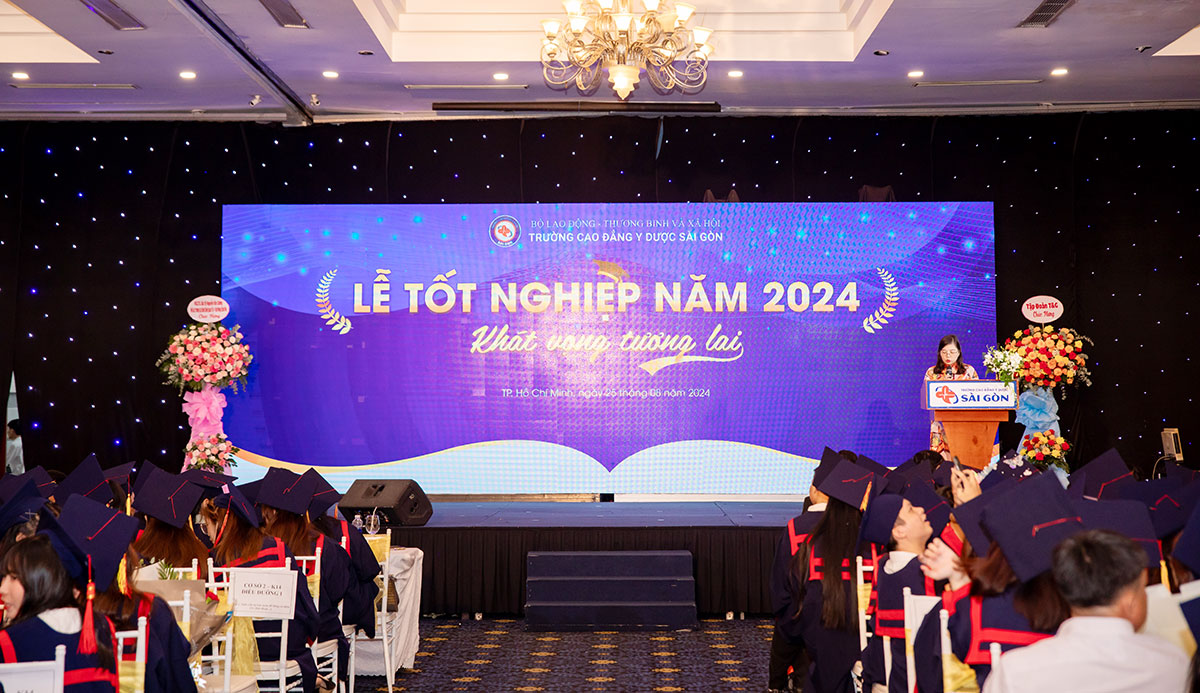 C&ocirc; Nguyễn Thị Nh&agrave;n đọc c&ocirc;ng bố Quyết định c&ocirc;ng nhận tốt nghiệp cho sinh vi&ecirc;n kh&oacute;a 2021 &ndash; 2024