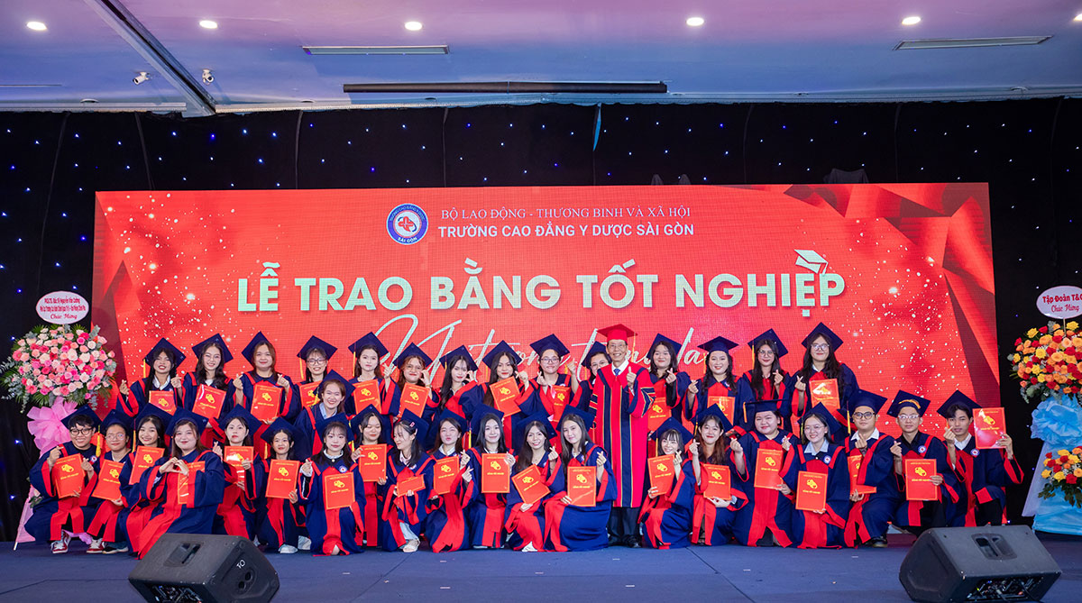 Lễ trao bằng tốt nghiệp Trường Cao đẳng Y Dược S&agrave;i G&ograve;n