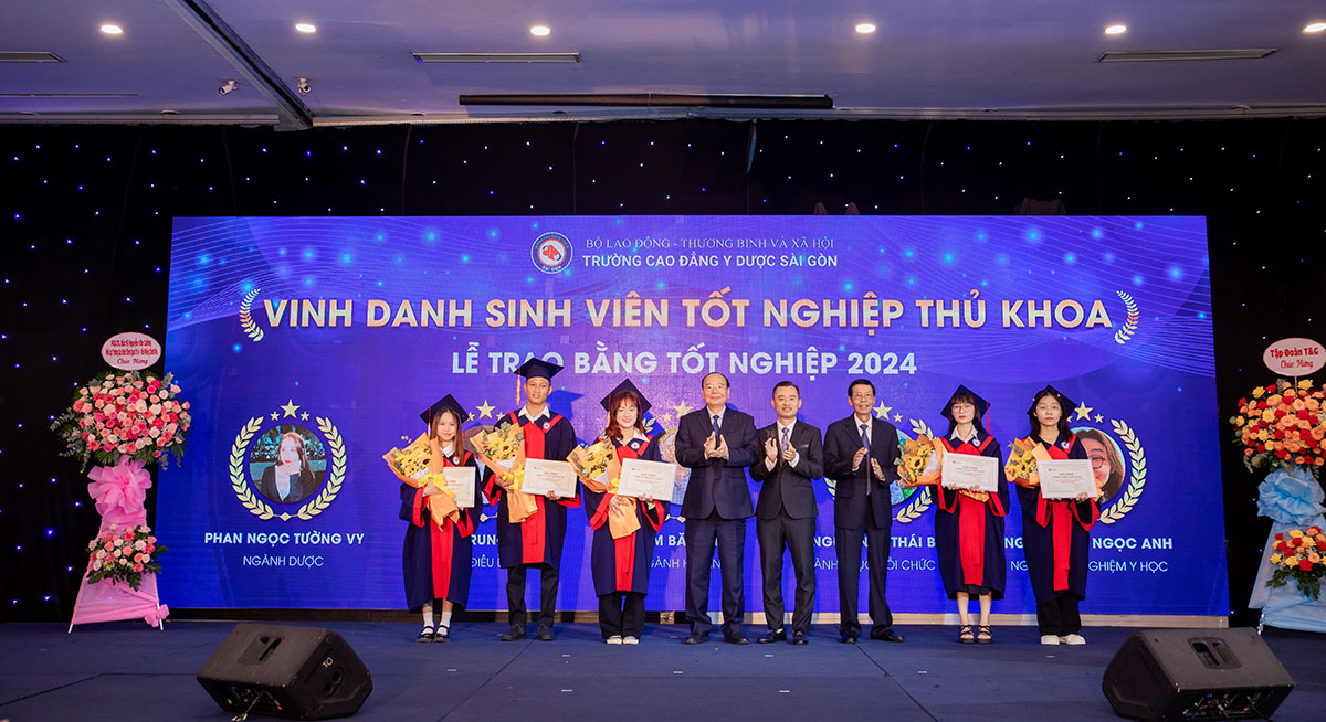 Lễ trao bằng tốt nghiệp Trường Cao đẳng Y Dược S&agrave;i G&ograve;n