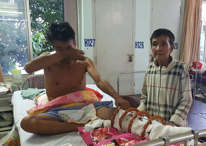 Mẹ con cụ Nguyễn Thị Khinh (80 tuổi, ngụ Đồng Nai) sau khi bị mất cắp sạch tiền