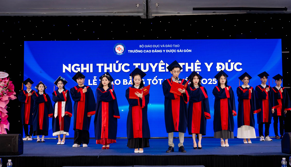 trao bằng tốt nghiệp 2025