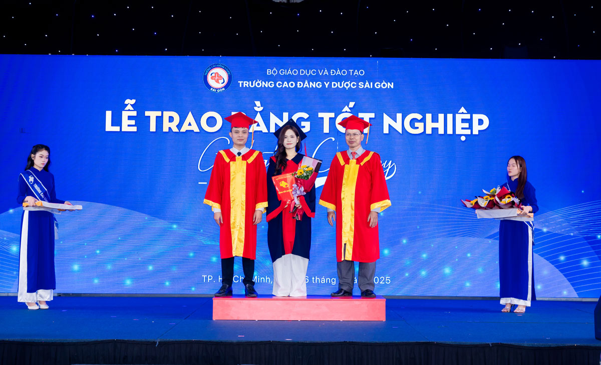 trao bằng tốt nghiệp 2025