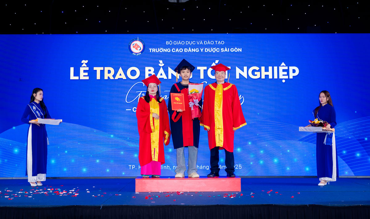 trao bằng tốt nghiệp 2025