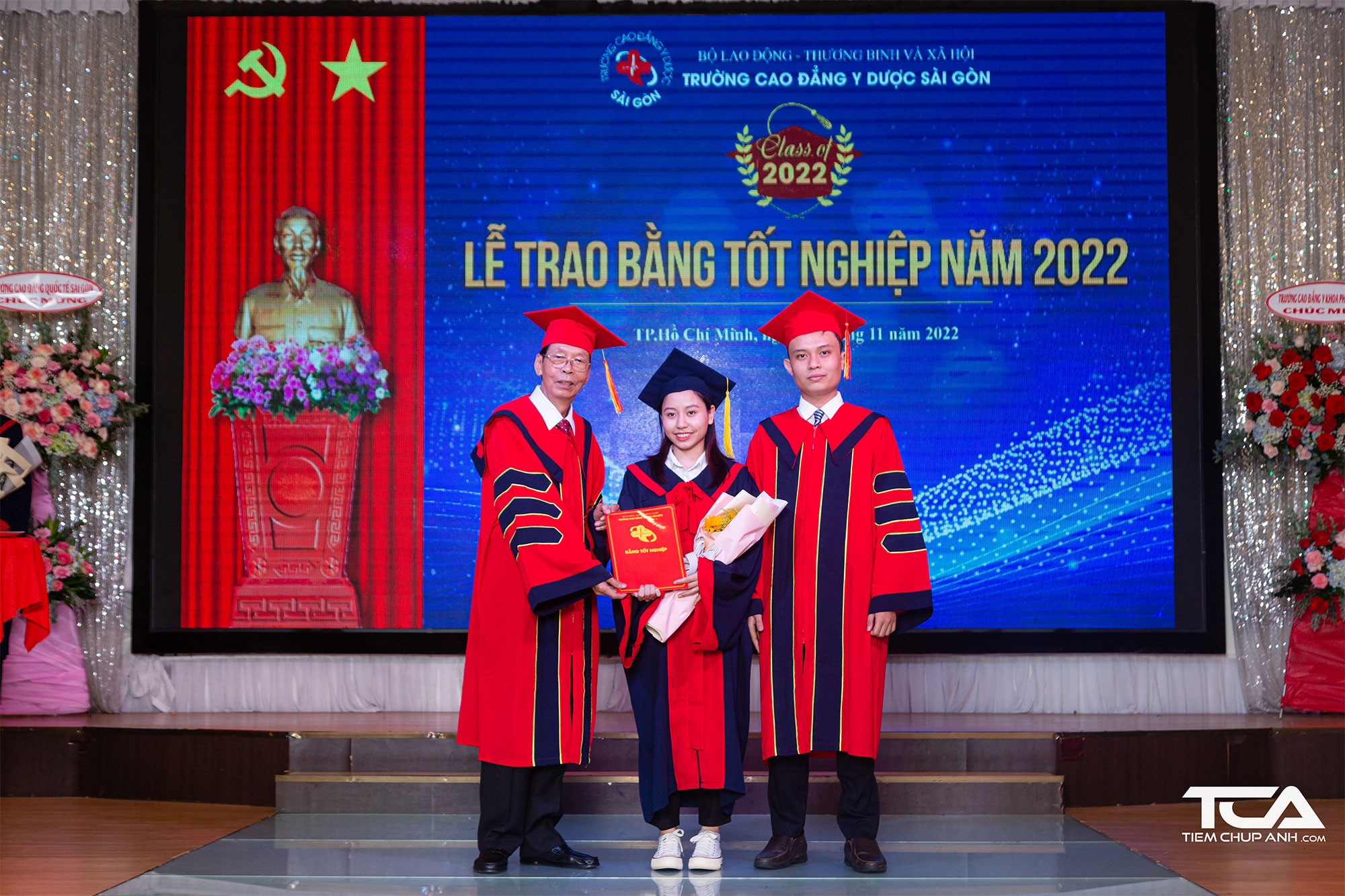 sinh vi&ecirc;n trường cao đẳng y dược s&agrave;i g&ograve;n nhận bằng tốt nghiệp