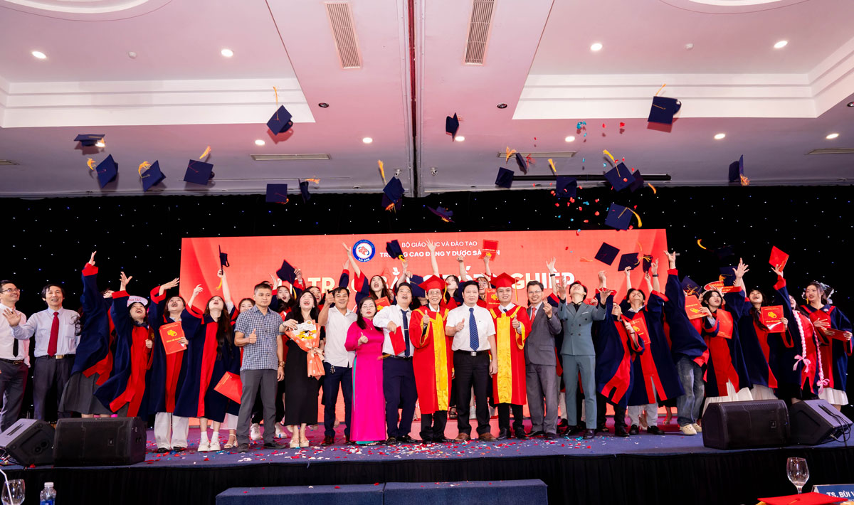 trao bằng tốt nghiệp 2025