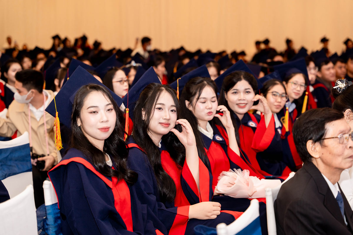 trao bằng tốt nghiệp 2025