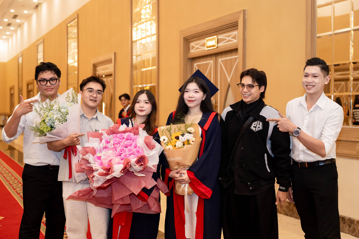 trao bằng tốt nghiệp 2025