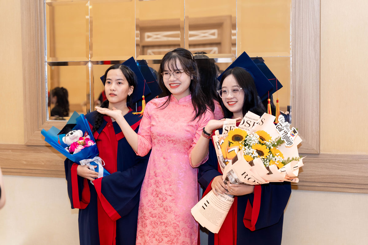 trao bằng tốt nghiệp 2025