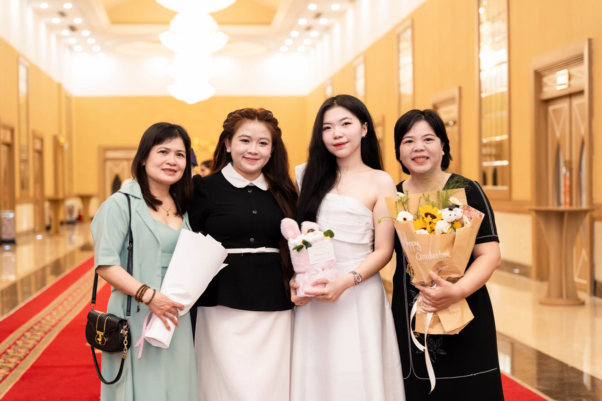 trao bằng tốt nghiệp 2025