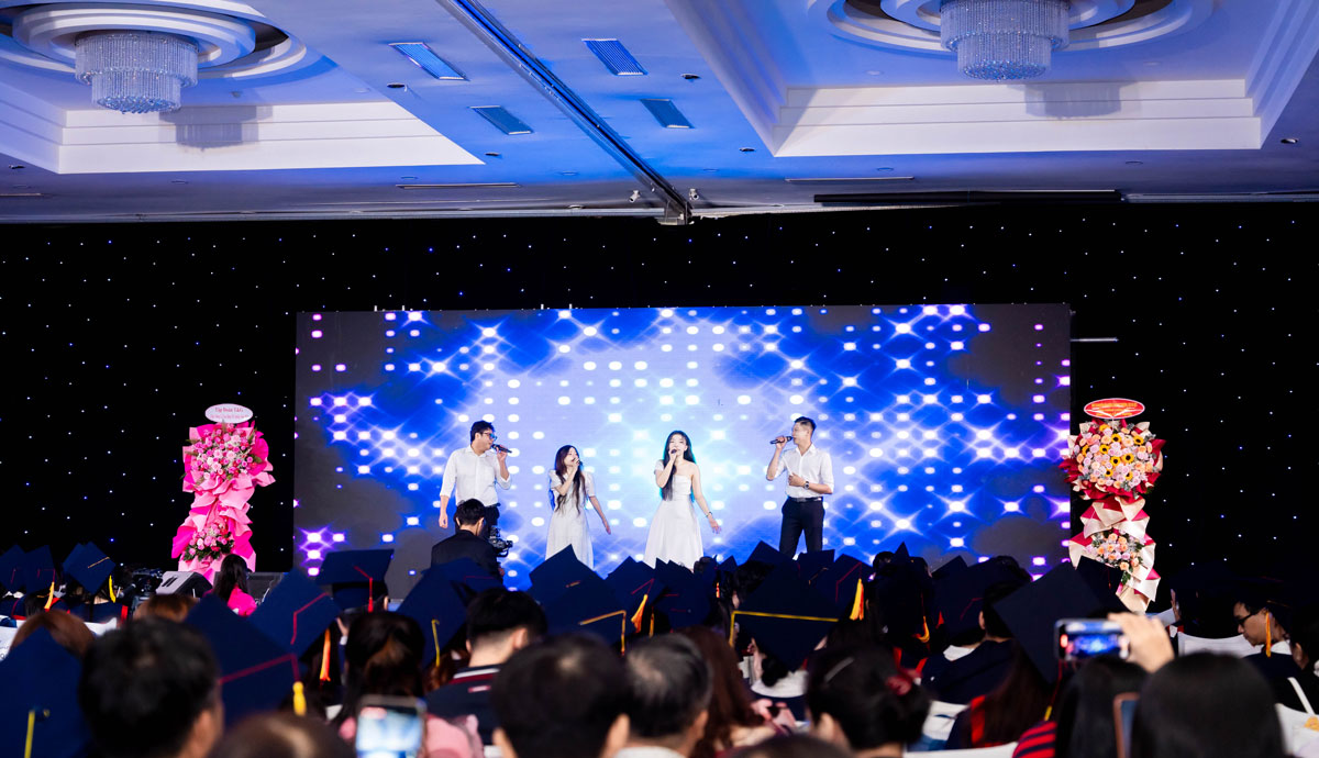 trao bằng tốt nghiệp năm 2025