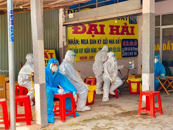 Sinh viên Trường Cao đẳng Y Dược Sài Gòn tình nguyện chống dịch Covid-19