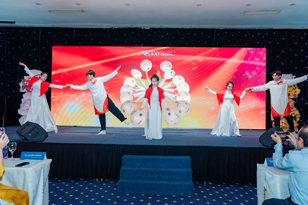 Không khí rộn ràng tại Trường Cao đẳng Y Dược Sài Gòn trong chương trình giao lưu văn nghệ “Sắc Màu Thanh Xuân”