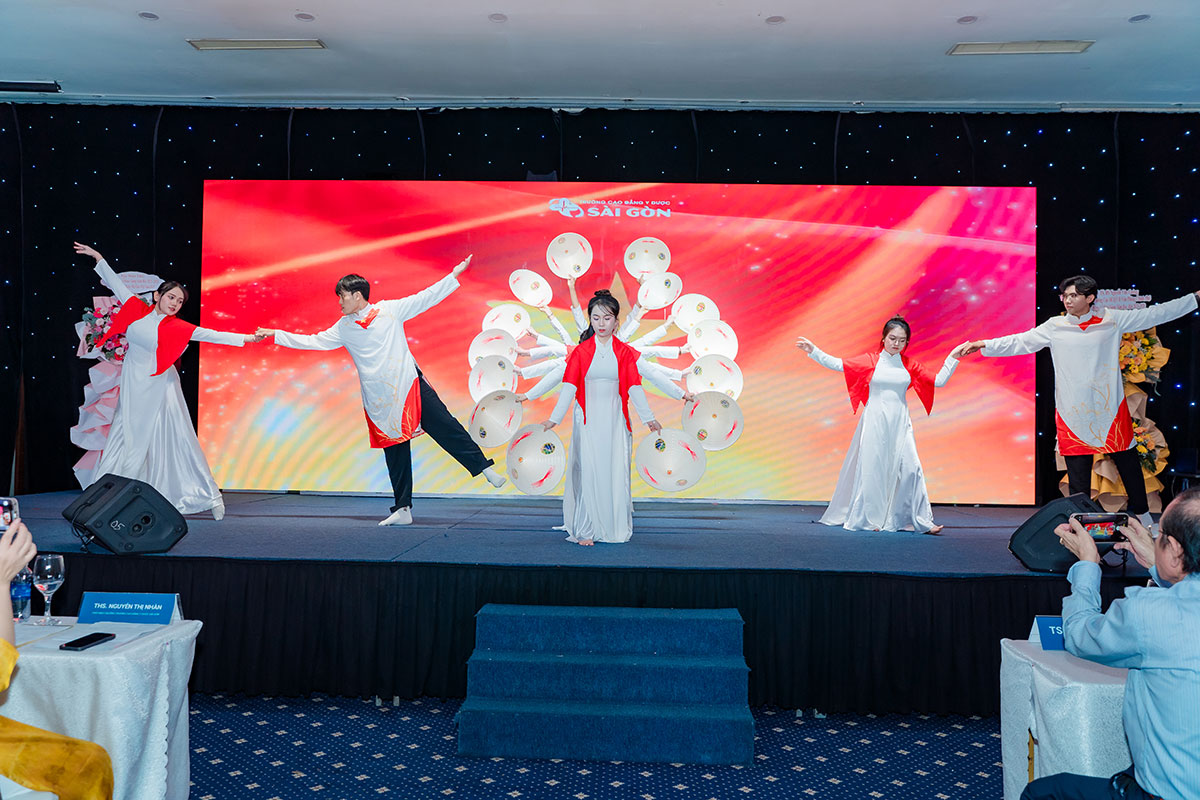 Không khí rộn ràng tại Trường Cao đẳng Y Dược Sài Gòn trong chương trình giao lưu văn nghệ “Sắc Màu Thanh Xuân”