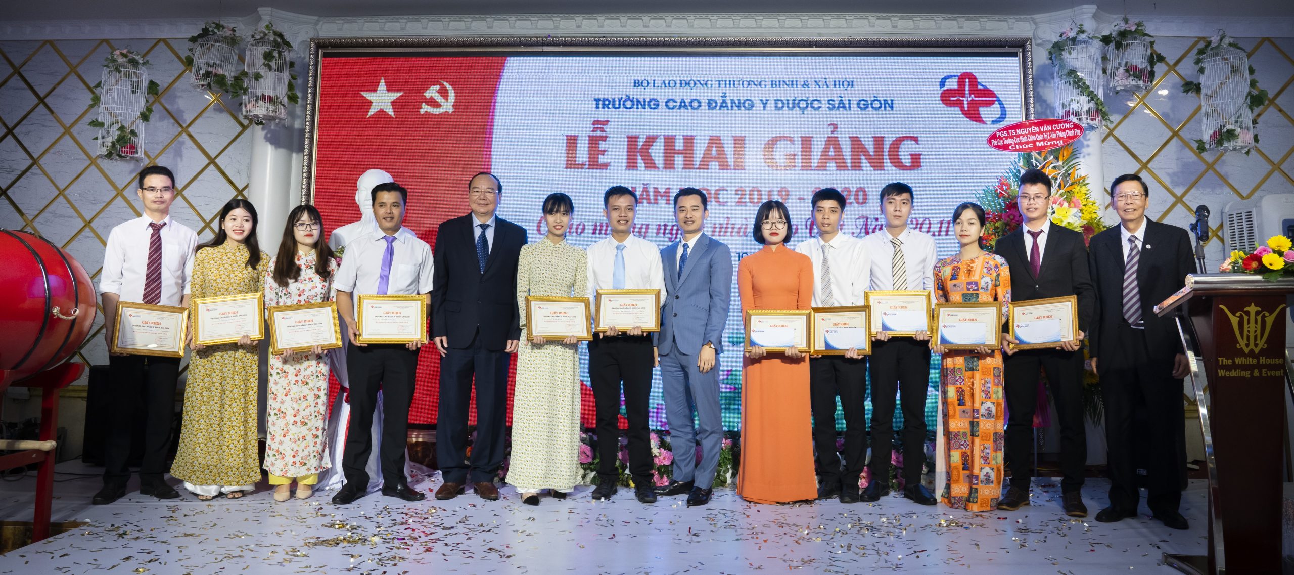 Nh&agrave; trường trao bằng khen v&agrave; tuy&ecirc;n dương c&aacute;c c&aacute;n bộ, giảng vi&ecirc;n Trường Cao đẳng Y Dược S&agrave;i G&ograve;n c&oacute; th&agrave;nh t&iacute;ch tốt trong năm học vừa qua