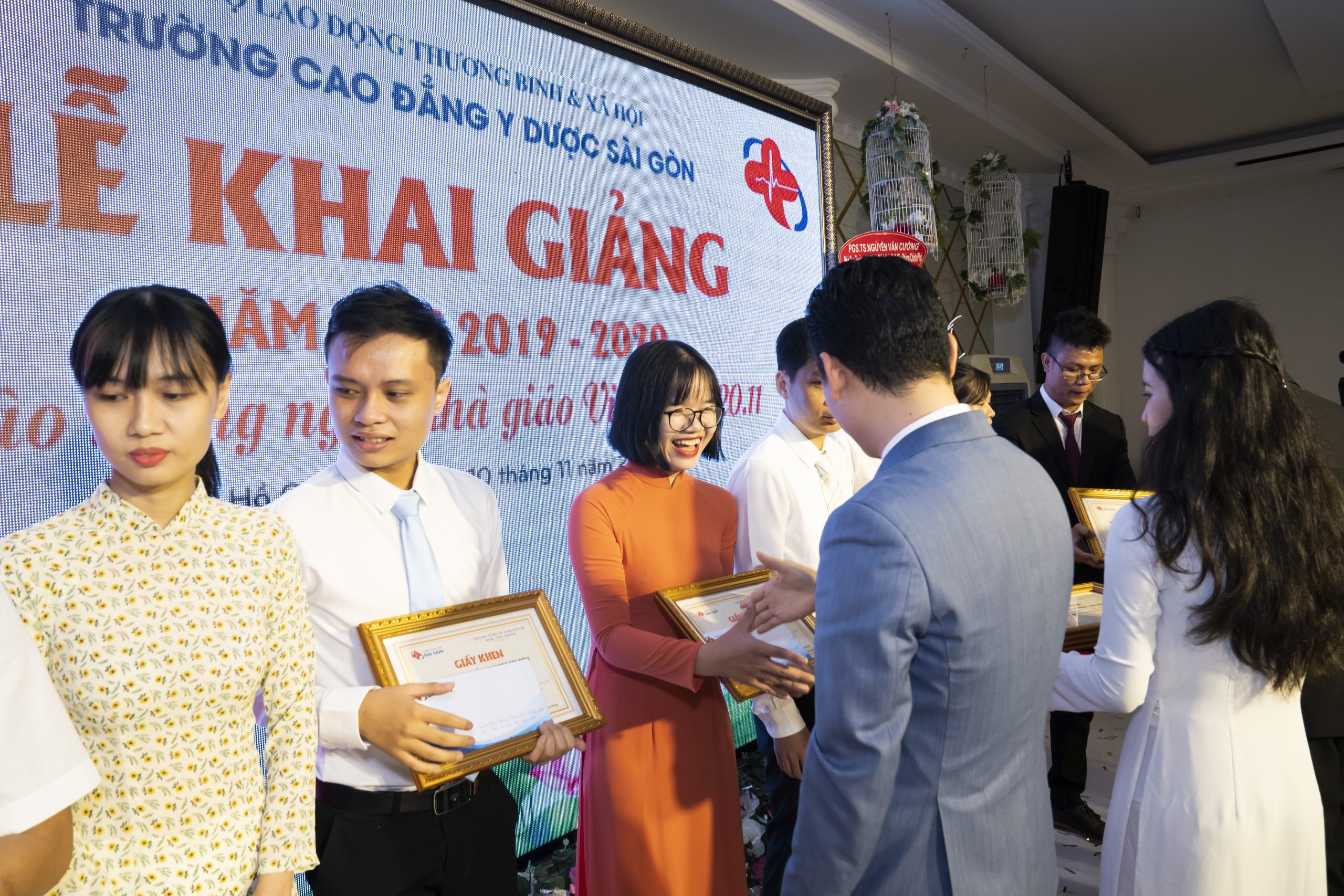 Nh&agrave; trường trao bằng khen v&agrave; tuy&ecirc;n dương c&aacute;c c&aacute;n bộ, giảng vi&ecirc;n Trường Cao đẳng Y Dược S&agrave;i G&ograve;n c&oacute; th&agrave;nh t&iacute;ch tốt trong năm học vừa qua