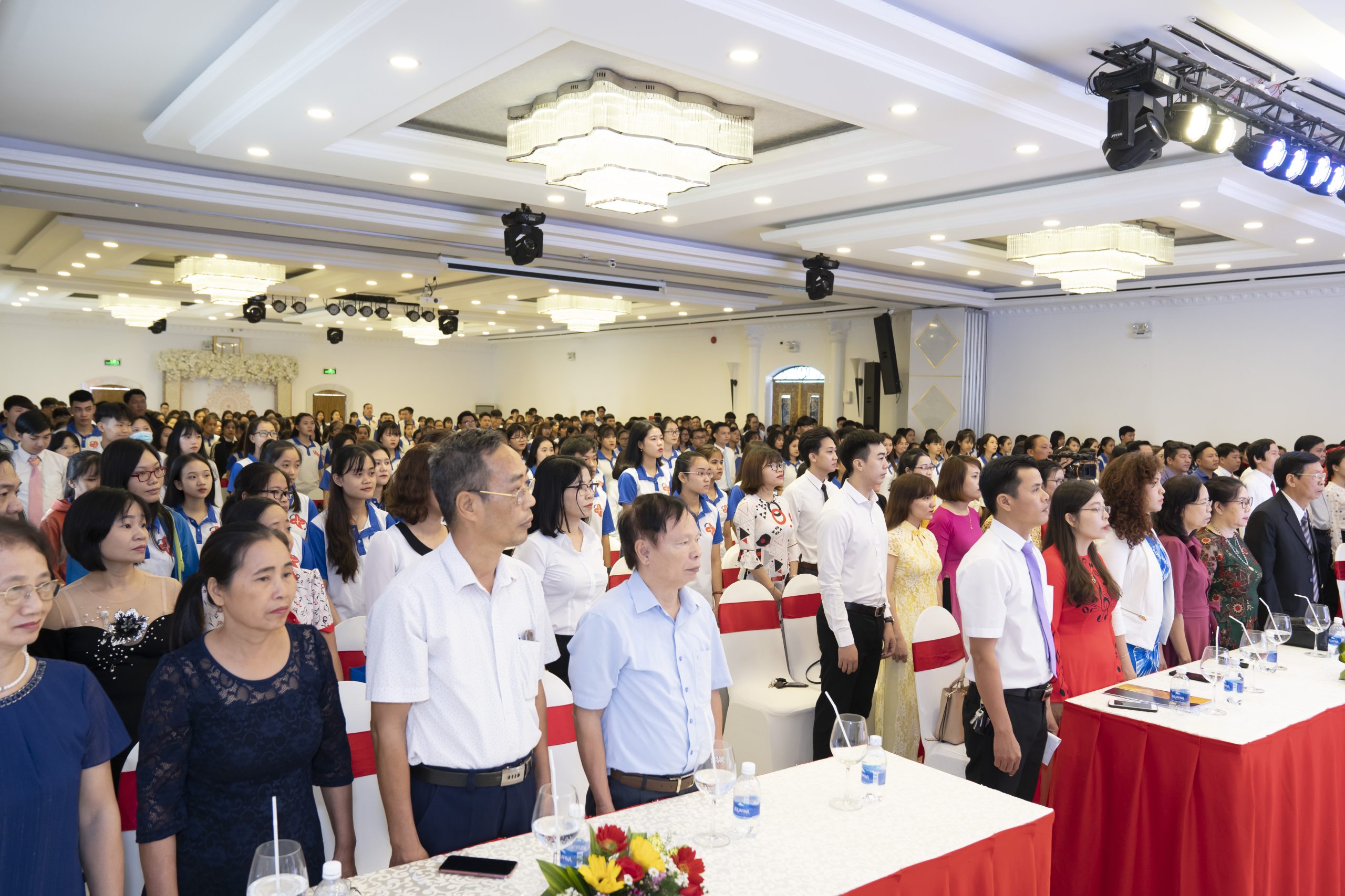 C&aacute;c đại biểu, kh&aacute;ch mời c&ugrave;ng to&agrave;n thể l&atilde;nh đạo, c&aacute;n bộ, giảng vi&ecirc;n, sinh vi&ecirc;n Nh&agrave; trường thực hiện nghi thức ch&agrave;o cờ v&agrave; h&aacute;t Quốc ca tại Lễ khai giảng năm học 2019-2020