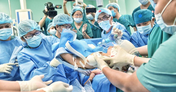 Trưởng ê-kíp mổ tách rời cặp Song Nhi: Sẽ điều trị đến khi 2 bé trưởng thành