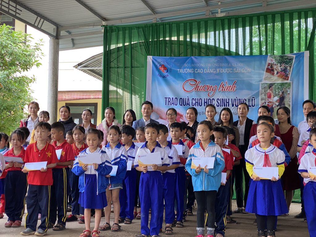 Trường Cao đẳng Y Dược Sài Gòn đến Quảng Bình trao tặng quà cho học sinh có hoàn cảnh khó khăn trong dịp lũ