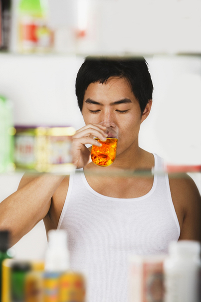 Nước tăng lực kh&ocirc;ng chỉ l&agrave; thức uống y&ecirc;u th&iacute;ch của trẻ nhỏ m&agrave; kh&ocirc;ng &iacute;t người lớn 