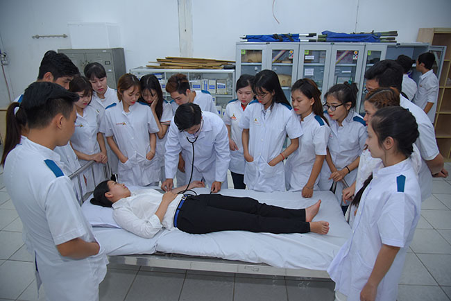 Cử nh&acirc;n ng&agrave;nh Điều dưỡng c&oacute; nhiều lựa chọn nghề nghiệp trong tương lai