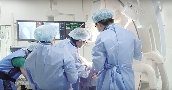 Vì sao nhiều bác sĩ ở bệnh viện công dứt áo ra đi?