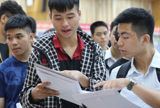 Thí sinh đến làm thủ tục nhập học năm 2019