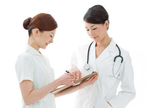 Y sĩ và y tá khác nhau như thế nào?