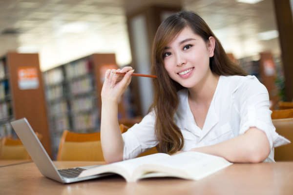 Con gái nên học ngành gì là phù hợp và dễ xin việc nhất?