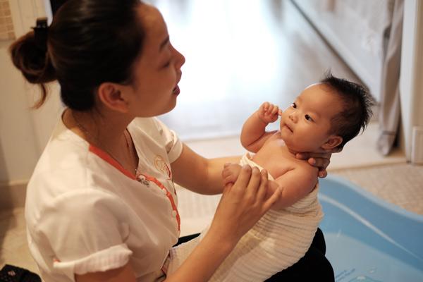 Làm công việc hộ sinh có vất vả không?