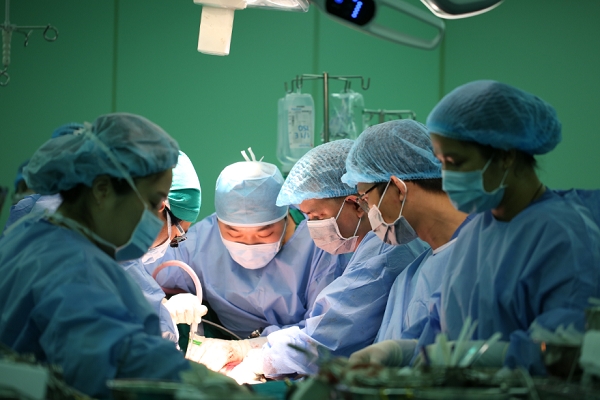 Sinh viên y khoa hiến 67% lá gan cứu cô giáo